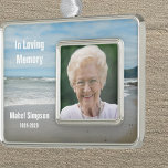 Im Love Memory Beach Foto Rahmen-Ornament Silber<br><div class="desc">Dieses atemberaubende Weihnachtsschmuck zeigt eine Strandszene im Hintergrund mit den Worten "In Loving Memory" im Himmel und dem Namen Ihres Lieben und Daten im Sand geschrieben.</div>