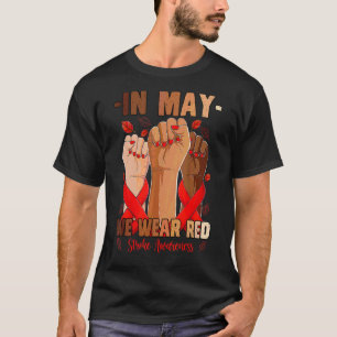 Im Mai tragen wir eine Hand mit rotem Schlaganfall T-Shirt