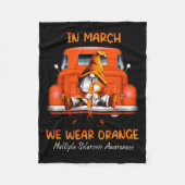 Im März sitzen wir am LKW und tragen Orange Fleecedecke (Vorderseite)