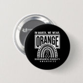 Im März tragen wir eine orange Entwicklungsbehinde Button (Vorne & Hinten)