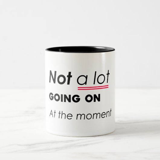 Im Moment nicht viel los - lustige Minimalis Zweifarbige Tasse (Mittel)