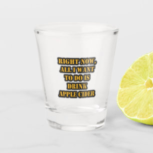 Im Moment Wollte ich nur, Apfelwein zu trinken Schnapsglas