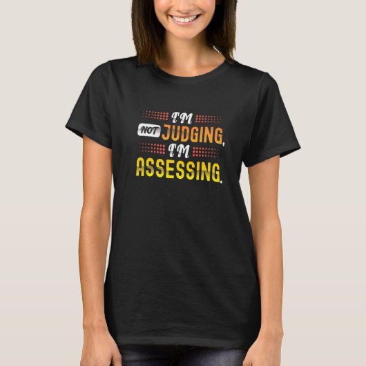 I'm Not Judging, I'm Assessing. A Funny Social Wor T-Shirt (Vorderseite)