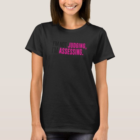I'm Not Judging I'm Assessing Funny Sarcasm Premiu T-Shirt (Vorderseite)