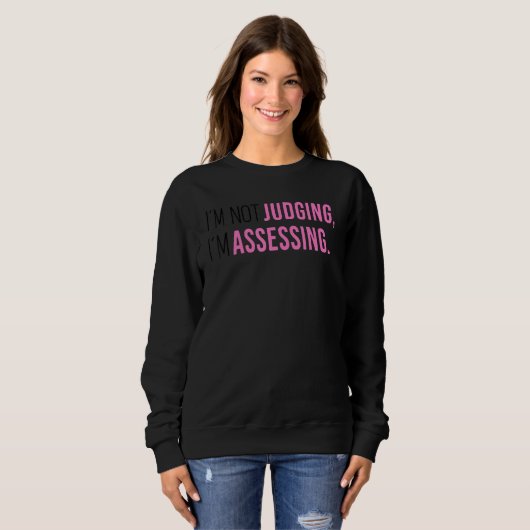 I'm Not Judging I'm Assessing Funny Saying Men Wom Sweatshirt (Vorne ganz)