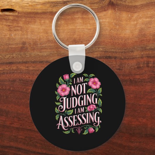 I'm Not Judging I'm Essing Funny Saying Groovy Schlüsselanhänger (Vorderseite)