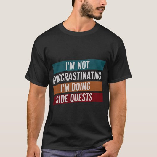 I'M NOT PROCRASTINATING, I'M DOING SIDE QUESTS T-Shirt (Vorderseite)