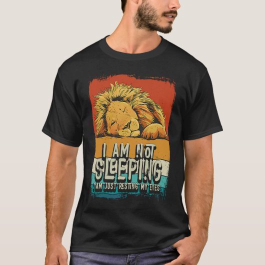 I'm Not Sleeping I'm Just Resting My Eyes Lion Dad T-Shirt (Vorderseite)