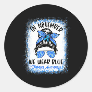 Im November tragen wir Blue Messy Bun Diabetes Awa Runder Aufkleber