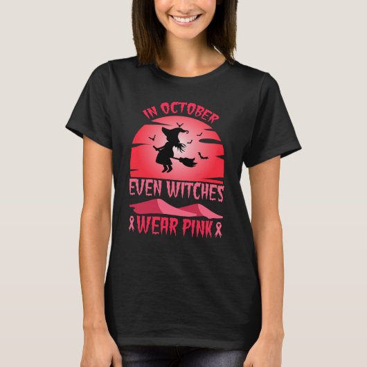 Im Oktober tragen sogar Hexen rosa T-Shirt (Vorderseite)