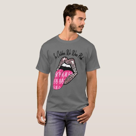 Im Oktober tragen wir ein pinkfarbenes Brustkrebsb T-Shirt (Vorne ganz)