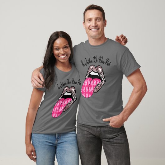 Im Oktober tragen wir ein pinkfarbenes Brustkrebsb T-Shirt (Unisex)