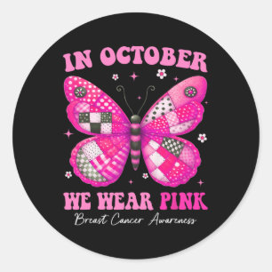 Im Oktober tragen wir Pink Butterfly Breastkrebs A Runder Aufkleber
