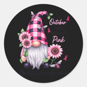 Im Oktober tragen wir Pink Gnome Breast Cancer Awa Runder Aufkleber
