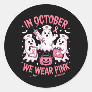 Im Oktober tragen wir Pink Nurse Ghost Halloween B Runder Aufkleber