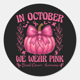 Im Oktober tragen wir Pink Pumpkin Breast Cancer A Runder Aufkleber
