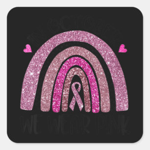 Im Oktober tragen wir Pink Rainbow Breast Cancer A Quadratischer Aufkleber