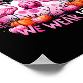Im Oktober tragen wir rosa Brustkrebs Halloween Poster (Ecke)