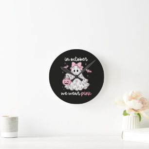 im Oktober tragen wir rosa Geist Halloween Runde Wanduhr