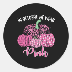Im Oktober tragen wir rosa Halloween Breastkrebs A Runder Aufkleber