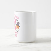 Im Oktober tragen wir rosa Halloween-Brustkrebs Kaffeetasse (Mittel)