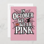 Im Oktober tragen wir rosa Halloween Hexe Ankündigungspostkarte (Vorne/Hinten)