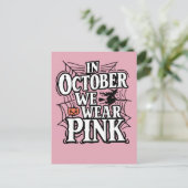 Im Oktober tragen wir rosa Halloween Hexe Ankündigungspostkarte (Stehend Vorderseite)