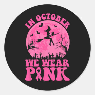 Im Oktober tragen wir rosa Ribbon, Halloween Bre Runder Aufkleber