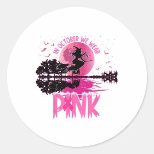 Im Oktober tragen wir rosa Ribbon, Halloween Bre Runder Aufkleber