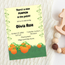 Im Pflaster ist ein neuer Kürbis