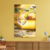 Im Restaurant wird Weißwein aus der Flasche gegoss Leinwanddruck (Insitu (Wohnzimmer))