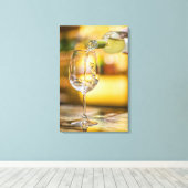 Im Restaurant wird Weißwein aus der Flasche gegoss Leinwanddruck (Insitu (Holzboden))