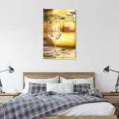 Im Restaurant wird Weißwein aus der Flasche gegoss Leinwanddruck (Insitu (Schlafzimmer))