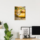 Im Restaurant wird Weißwein aus der Flasche gegoss Poster (Heimbüro)