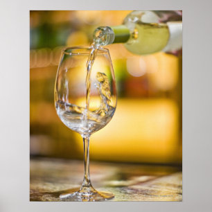 Im Restaurant wird Weißwein aus der Flasche gegoss Poster