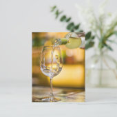 Im Restaurant wird Weißwein aus der Flasche gegoss Postkarte (Stehend Vorderseite)