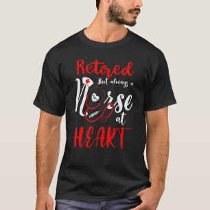 Im Ruhestand, aber immer eine Krankenschwester im T-Shirt