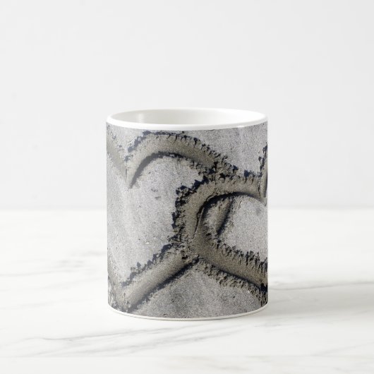 Im Sand verbundene Herzen Kaffeetasse (Mittel)