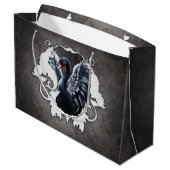 Im Schatten der Eleganz: Ein schwarzer Schwan. Große Geschenktüte (Rückseite Schrägansicht)