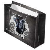 Im Schatten der Eleganz: Ein schwarzer Schwan. Große Geschenktüte (Vorderseite Schrägansicht)