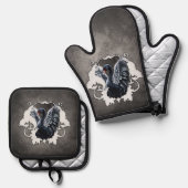 Im Schatten der Eleganz: Ein schwarzer Schwan. Ofenhandschuh & Topflappen-Set (Vorderseite/Rückseite)