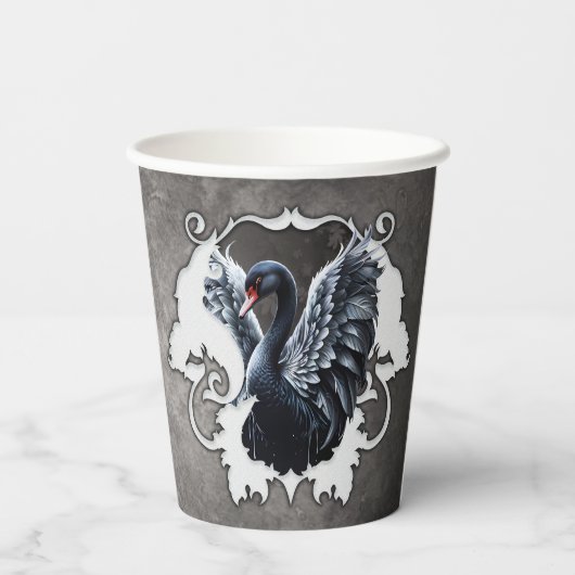 Im Schatten der Eleganz: Ein schwarzer Schwan. Pappbecher (Rückseite)