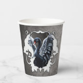 Im Schatten der Eleganz: Ein schwarzer Schwan. Pappbecher (Vorderseite)