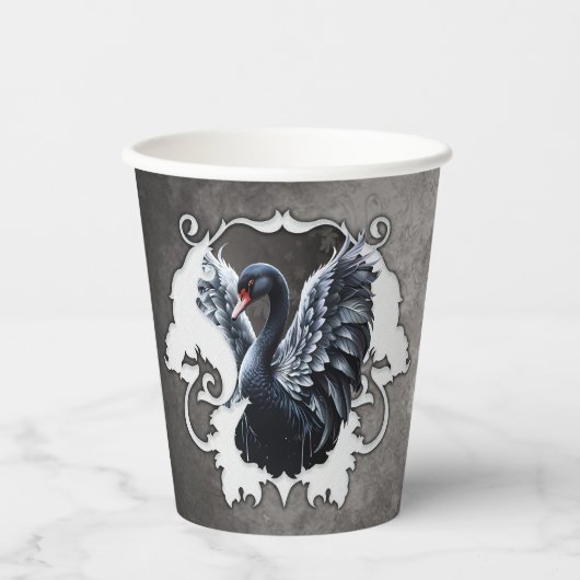 Im Schatten der Eleganz: Ein schwarzer Schwan. Pappbecher (Vorderseite)