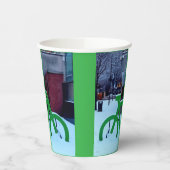 im Schnee stecken Pappbecher (Links)