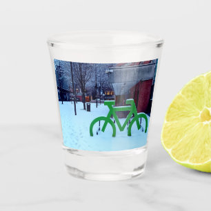 Im Schnee stecken Schnapsglas
