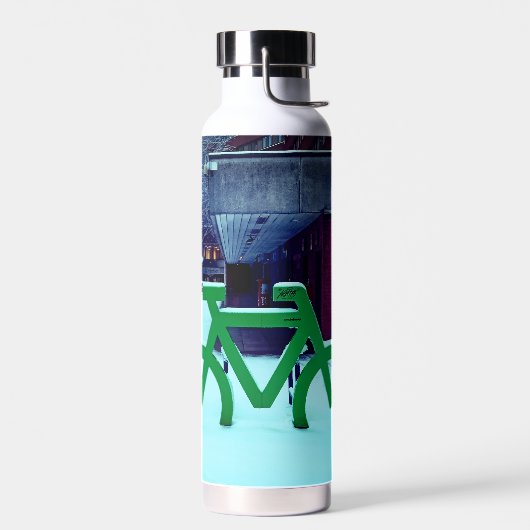 Im Schnee stecken Trinkflasche (Links)