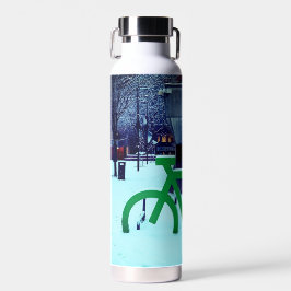 Im Schnee stecken Trinkflasche