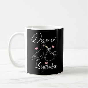 Im September fällig Lustiger Schwan trägt ein süße Kaffeetasse