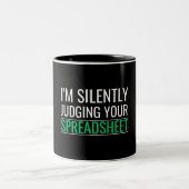 I'm Silently Judging Your Spreadsheet Zweifarbige Tasse (Mittel)
